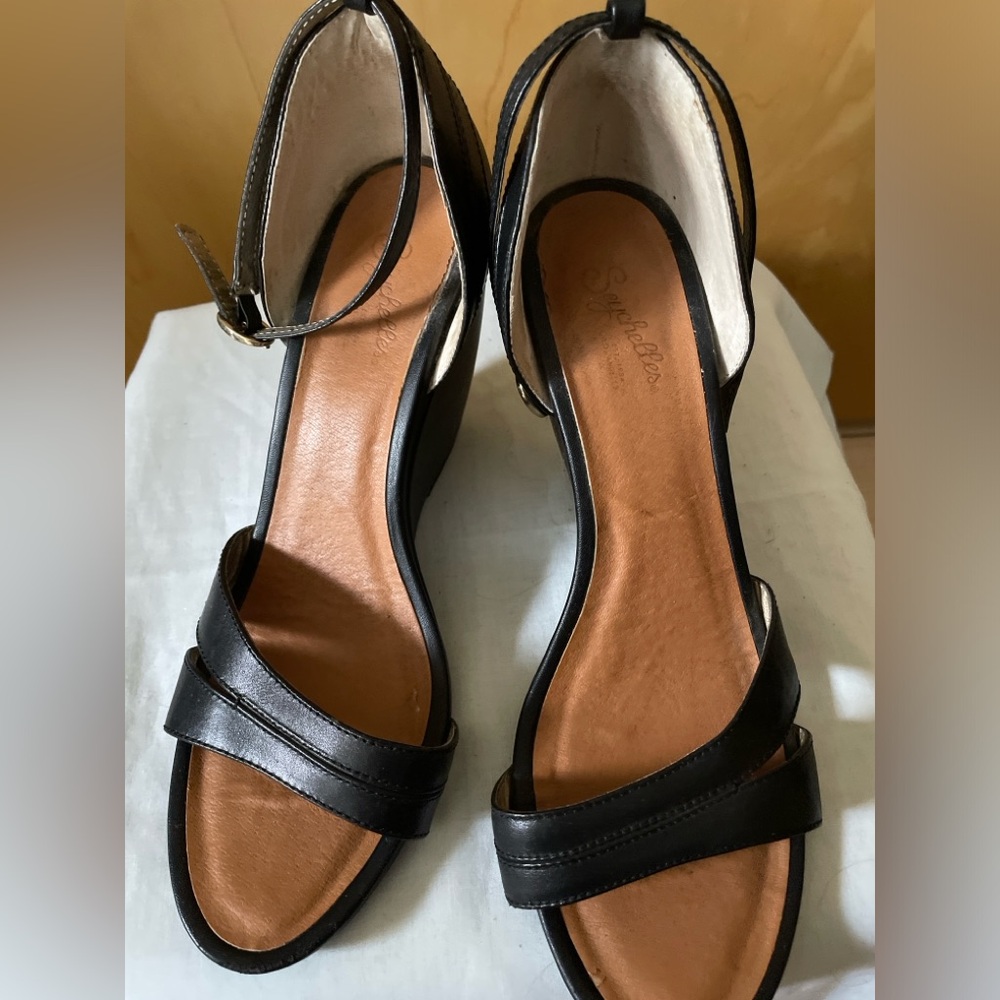 Perfect summer dress shoe, worn only a few times!